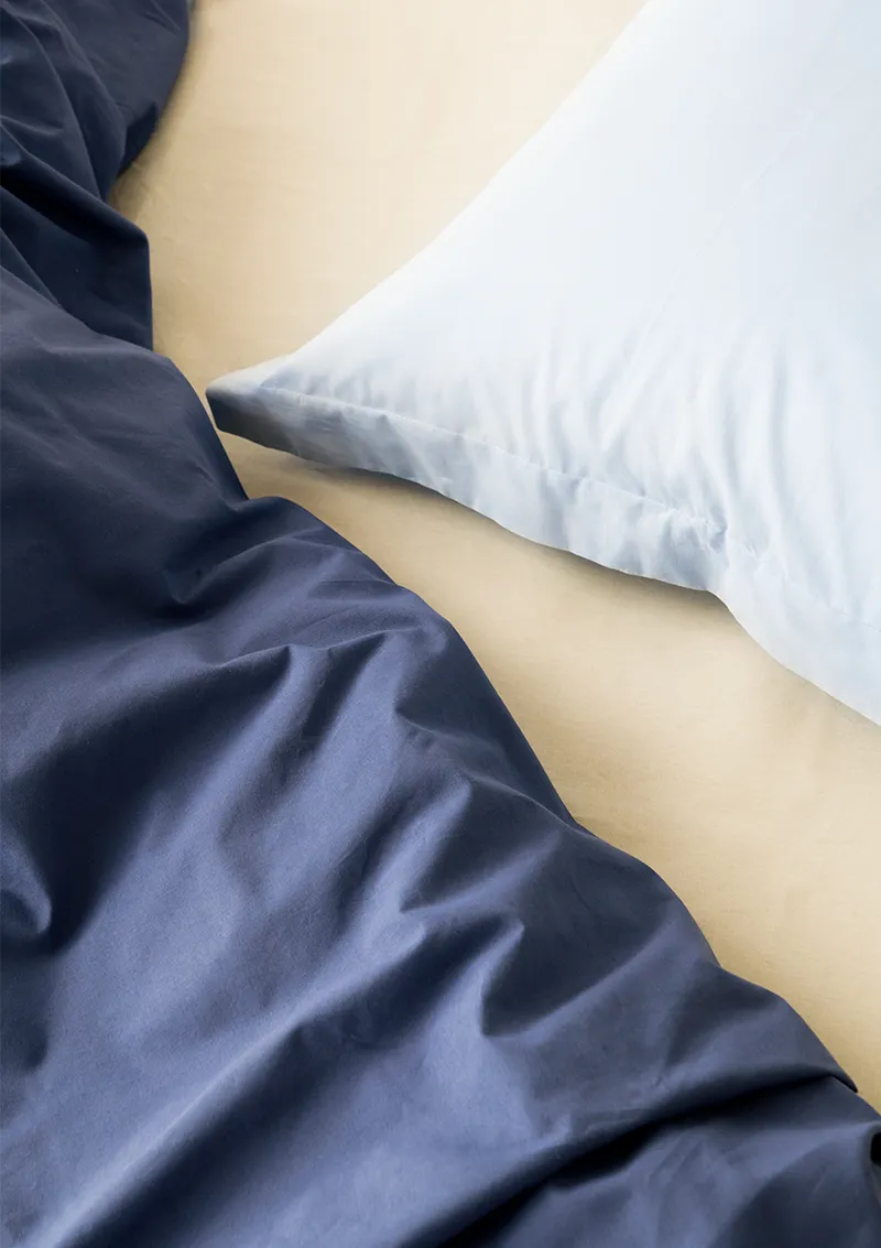 Cassa Nova – marfil, glaciar e índigo en ropa de cama.