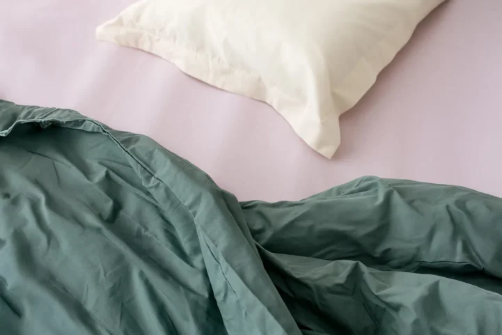 Primer plano de los tejidos y texturas de la ropa de cama Cassa Nova