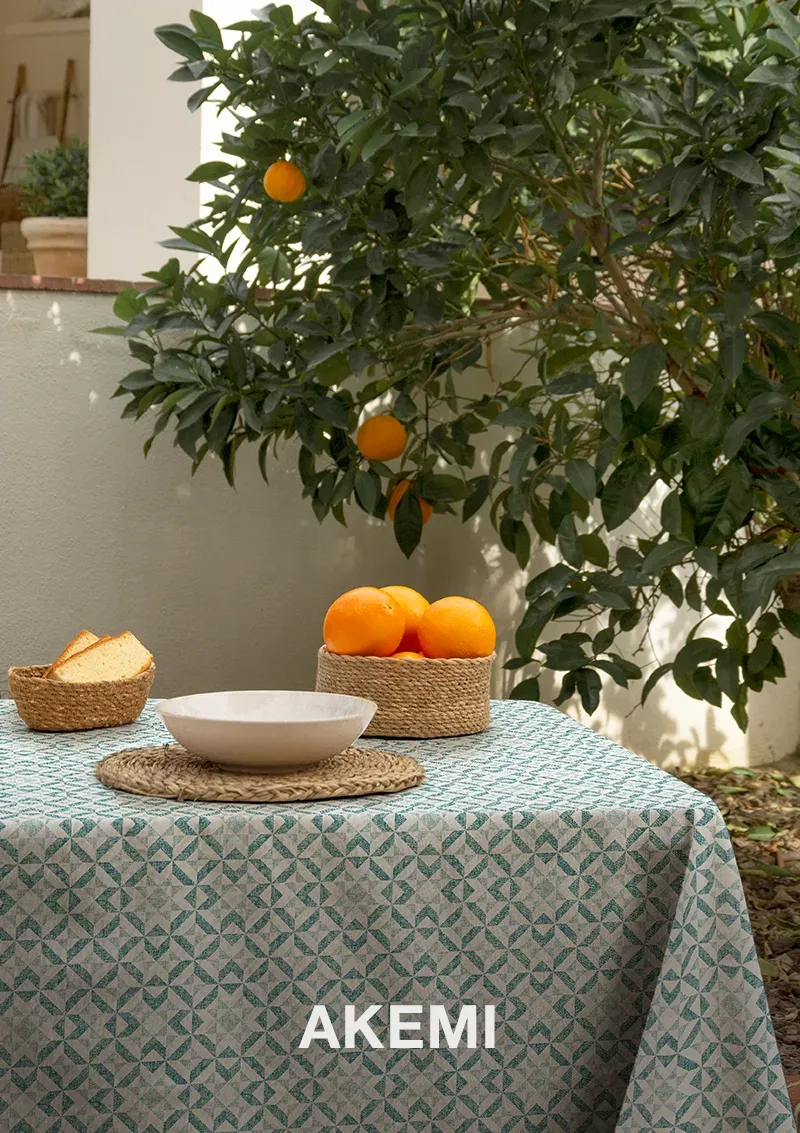 Mantel antimanchas ZREE Akemi con nombre del diseño visible, estampado geométrico color lago.