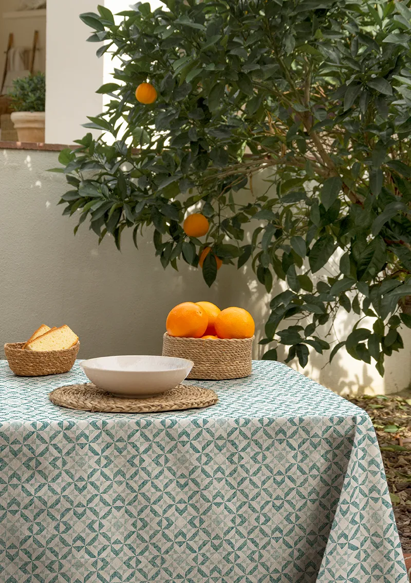 Mantel antimanchas ZREE modelo Akemi, estampado geométrico color lago.