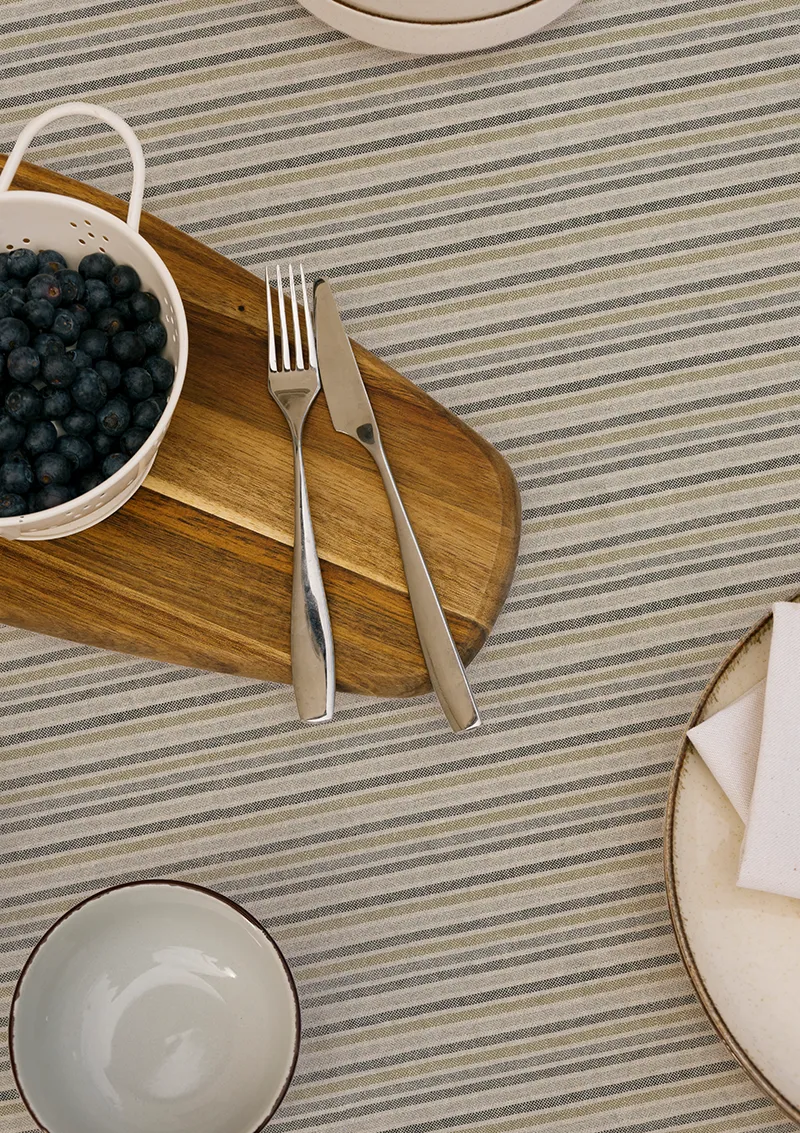 Mantel ZREE Casica, tejeduría de raya fina color gris.