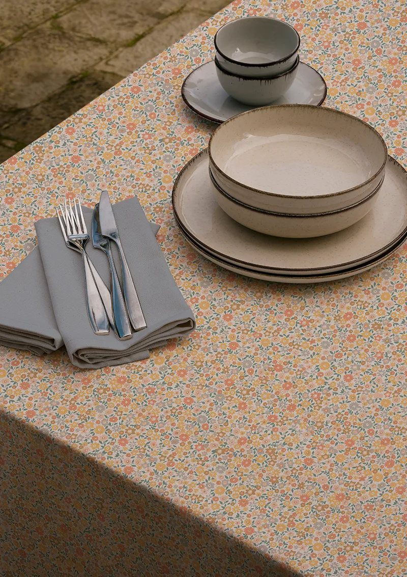 Mantel ZREE Irdia, flores pequeñas naranjas y amarillas.