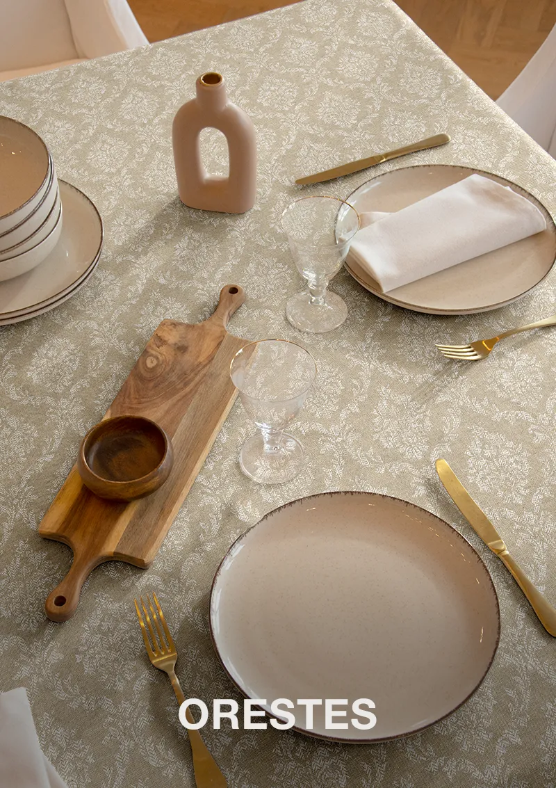 Mantel ZREE Orestes, damasco blanco sobre beig, con nombre del modelo en la imagen.