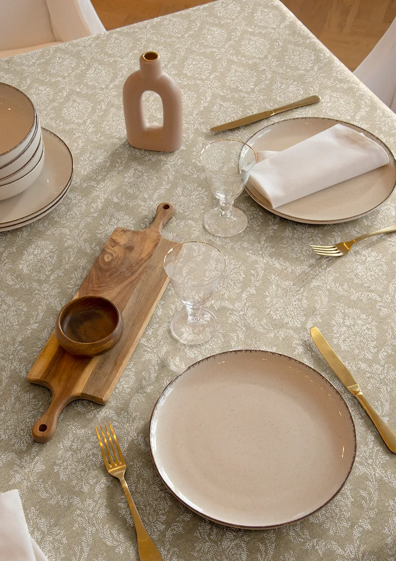 Mantel ZREE Orestes, estampado damasco blanco sobre beige.