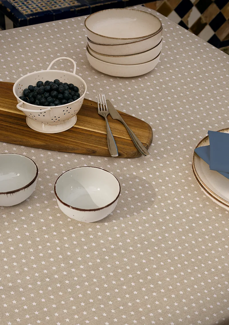 Mantel ZREE Ornato, estrellas blancas sobre fondo beig.