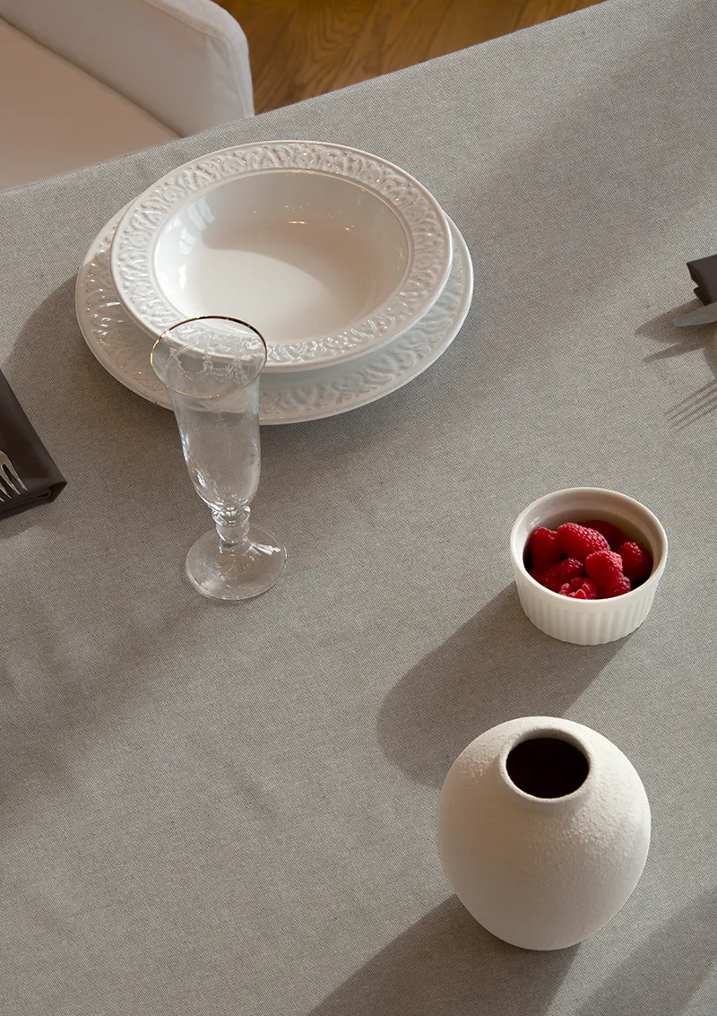 Mantel básico ZREE color gris.