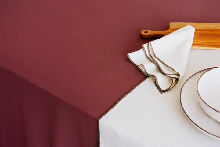 Ejemplos de manteles, individuales y caminos de mesa con overlock personalizados