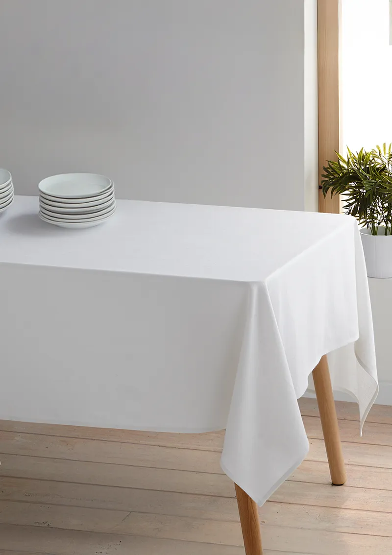 White Kely tablecloth for professional hospitality use