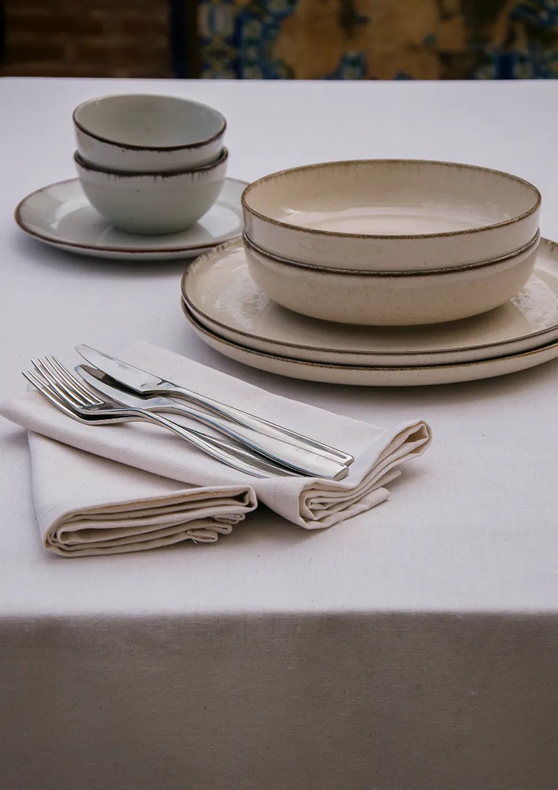 Versatile table suitable for all hospitality occasions