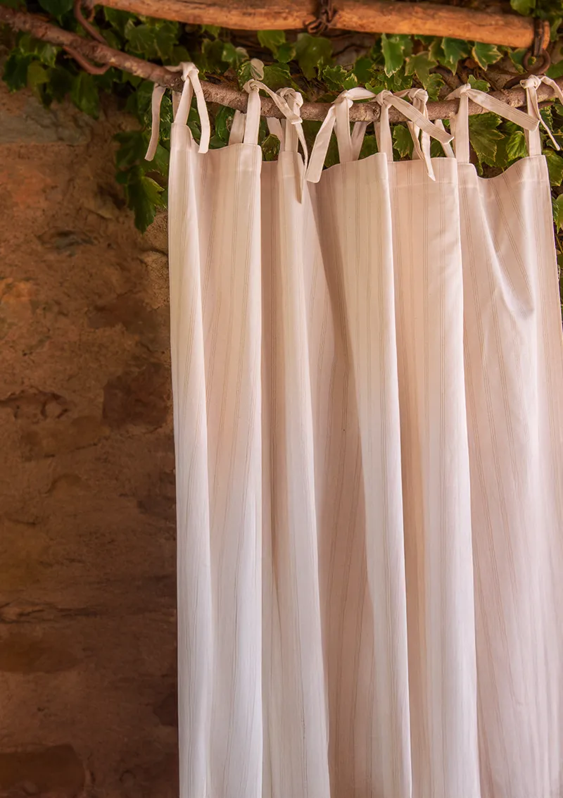 Cortina personalizada SINGERS con lazos, tejido de rayas blancas y beige discretas