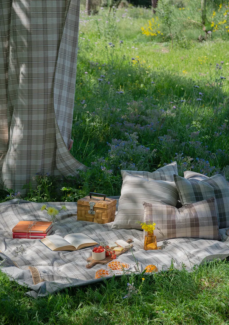 Plaid, cortina y cojines personalizados para proyectos textiles a medida. Picnic