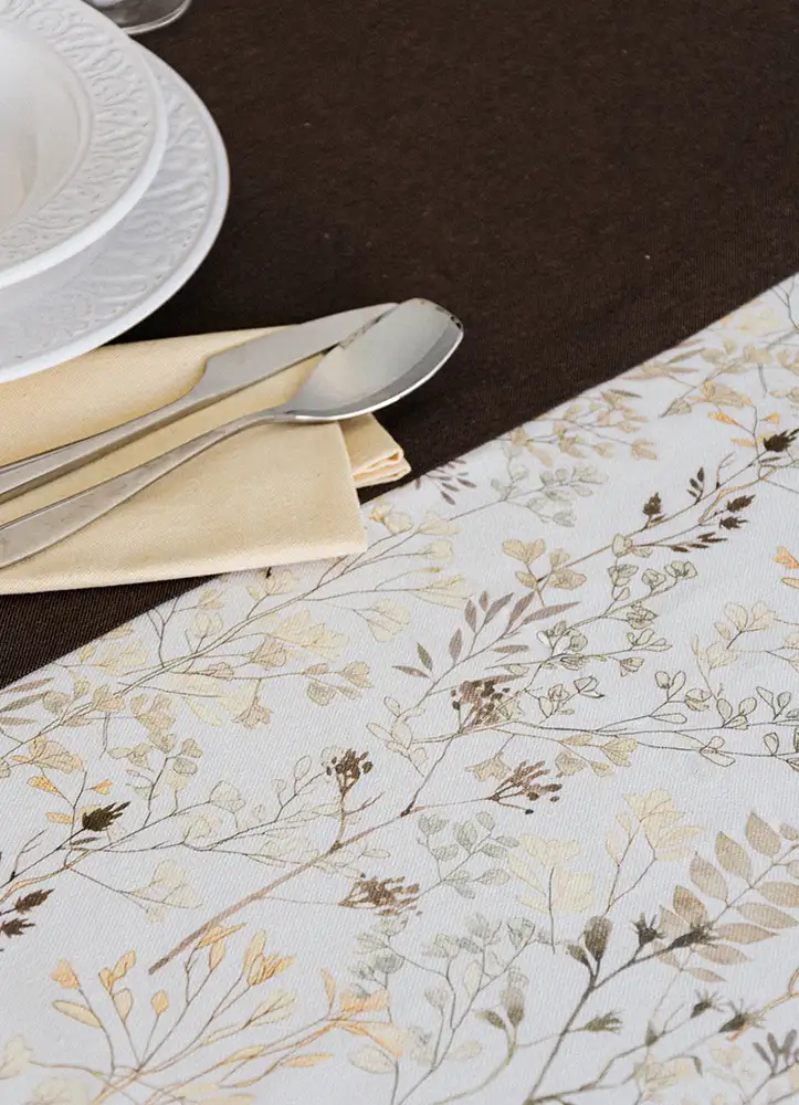 [CATALINA] SERENA 4, tablecloth. SISMIC 153, runner. LAGOS 58, napkin