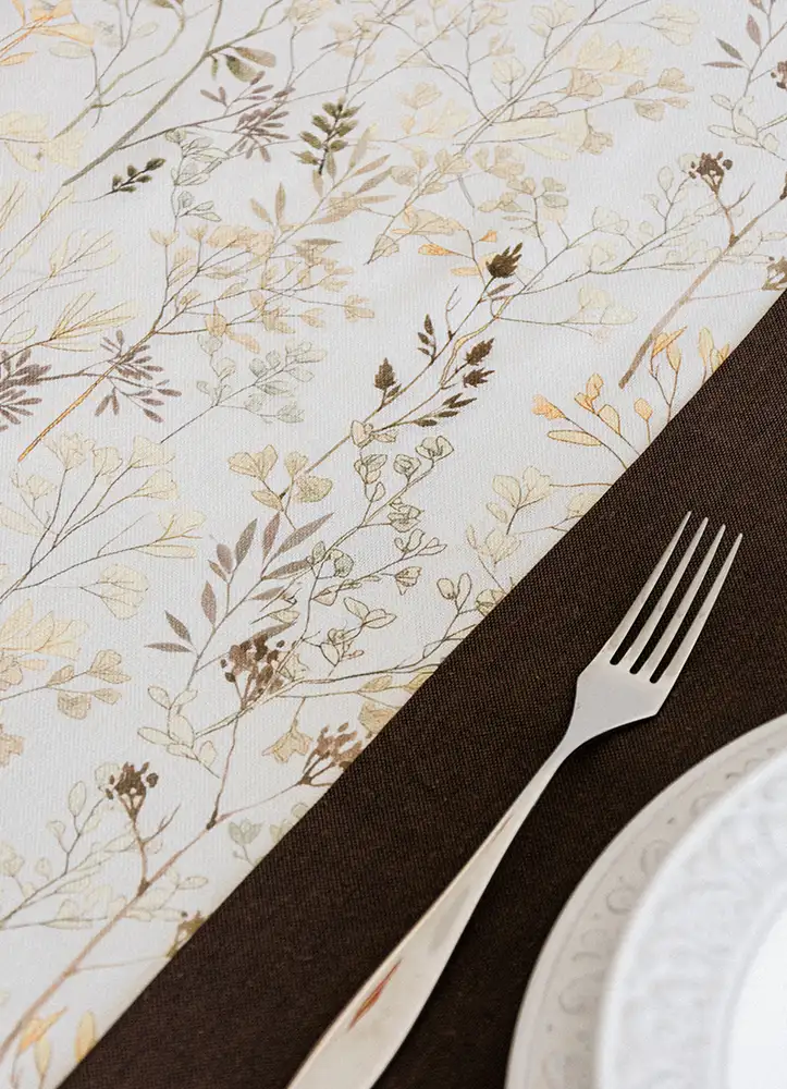 [CATALINA] SERENA 4, tablecloth. SISMIC 153, runner. LAGOS 58, napkin