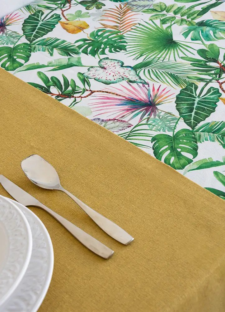 [KRASNAY] BAIKAL 3, tablecloth. LAINEN 20, table runner. HALF PANAMA 226, napkin